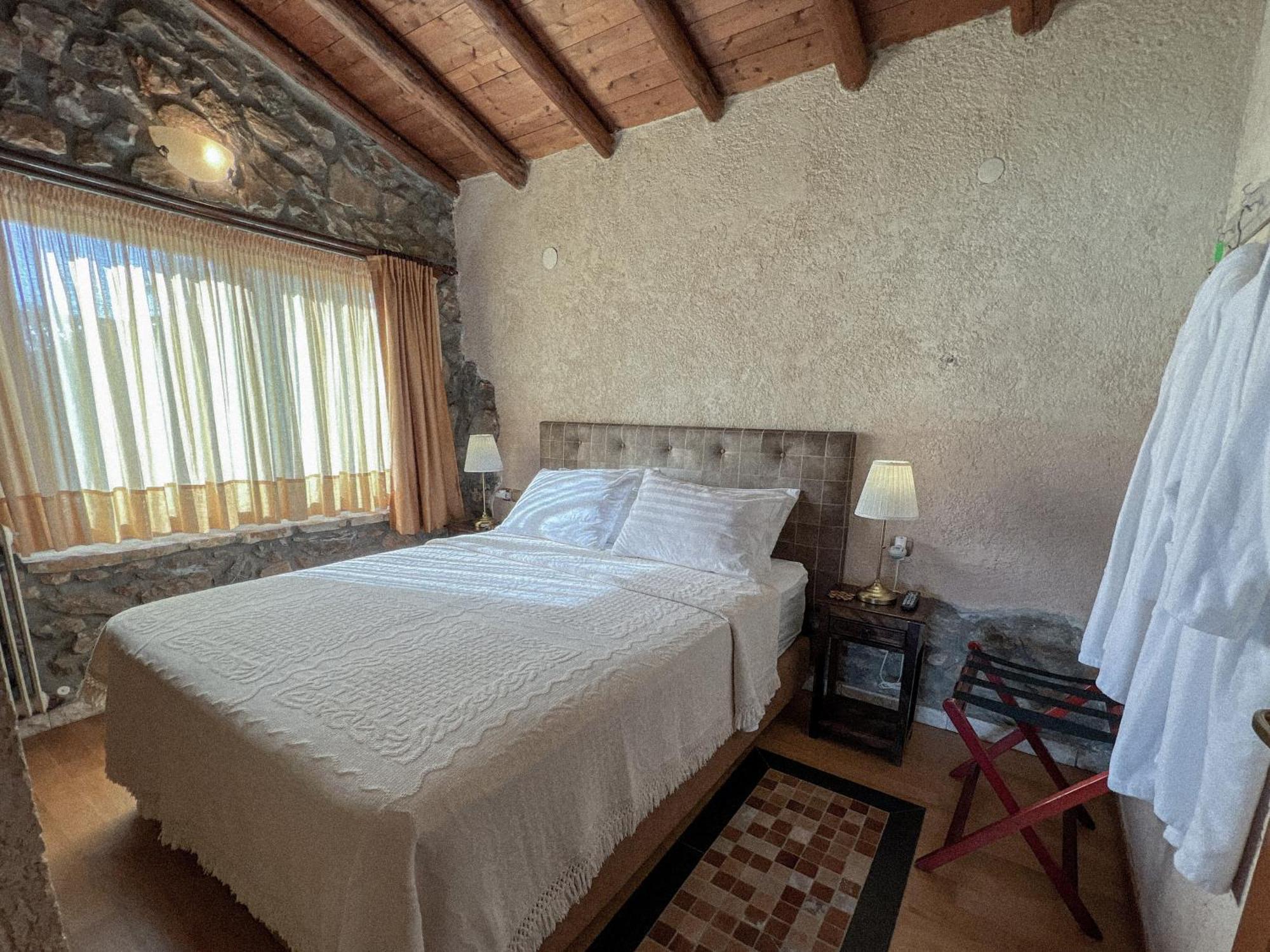 The Little Stone House By The Lake Castória Exterior foto